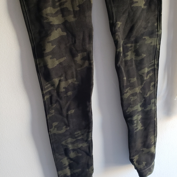 Look At Me Now Seamless Legging in Green Camo SPANX Medium high rise olive - Picture 6 of 8